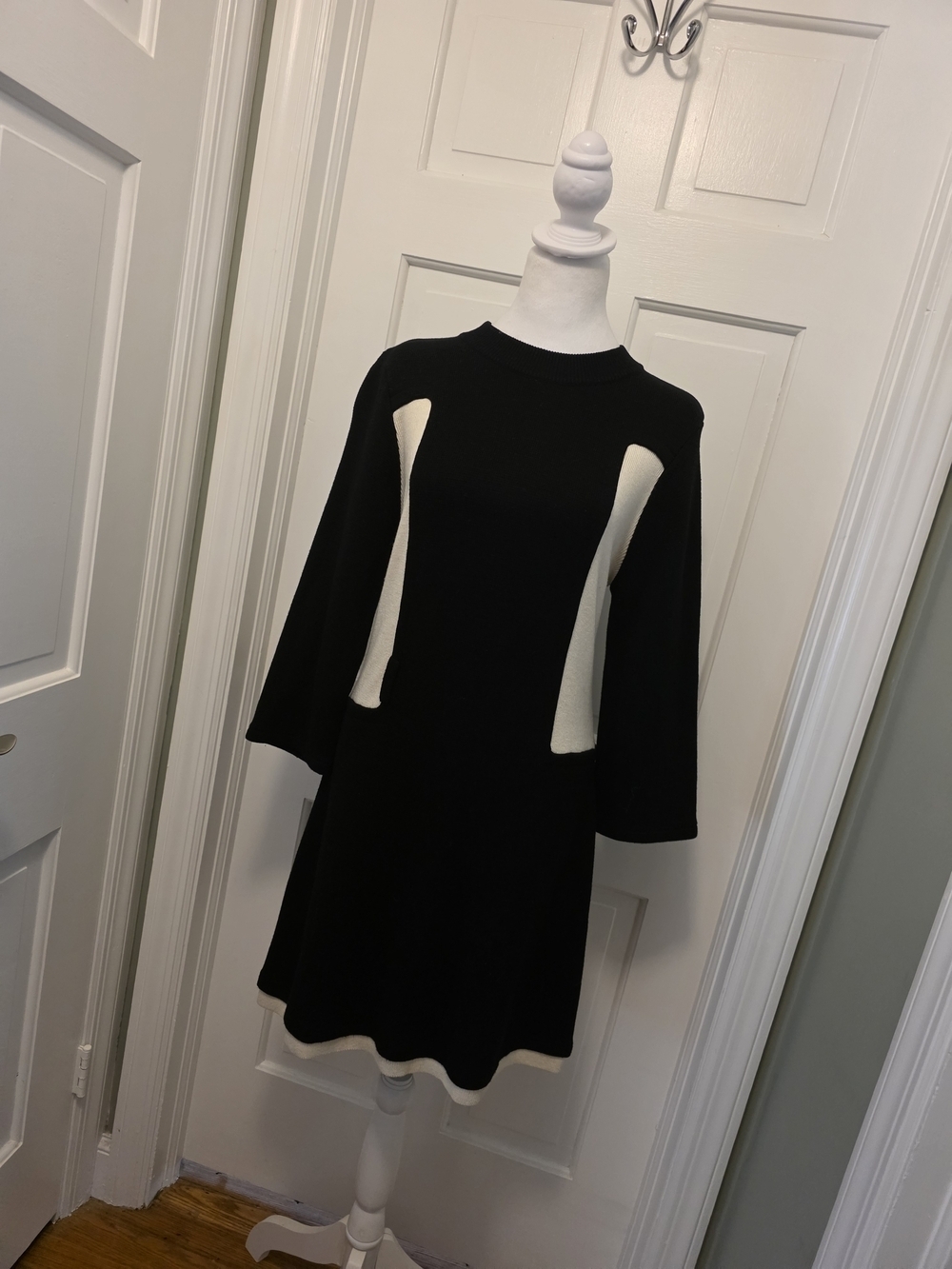 Alice + Olivia Black Sweater Dress with Cream Side Panels Size Med/Large Stylish